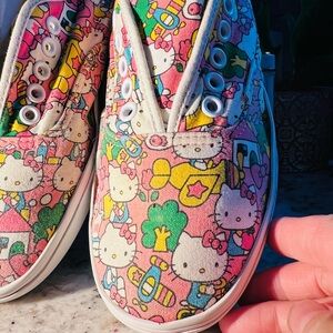 Hello Kitty Vans Cream Sneakers comes w dayglo laces! 8.5